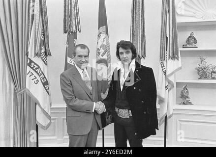 Elvis Presley trifft Richard Nixon. Am 21. Dezember 1970 traf Presley auf seinen eigenen Wunsch den damaligen Präsidenten Richard Nixon im Oval Office des Weißen Hauses. Elvis liegt auf der rechten Seite. Waggishly, dieses Bild wird als "der beiden größten Tonkünstler des 20. Jahrhunderts" bezeichnet. Die Nixon Library & Birthplace verkauft eine Reihe von Souvenirs mit diesem Foto und der Beschriftung „der Präsident & der König“. Stockfoto