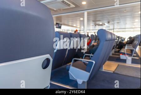 Leere Beifahrersitze in der Fähre. Dänemark Stockfoto