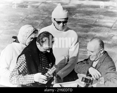 DON JUAN CARLOS MIT PRINZESSIN IRENE UND PRINZ KONSTANTIN BEI DER INTERNATIONALEN DRACHENKLASSE REGATTA IN ATHEN; 9. NOVEMBER 1962 Stockfoto