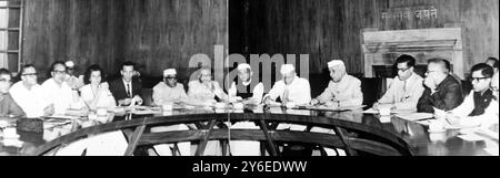 INDIAN PREMIER PANDIT JAWAHARLAL NEHRU AUF DER TAGUNG DES NATIONALEN VERTEIDIGUNGSRATES INDIAS IN NEU-DELHI; 9. NOVEMBER 1962 Stockfoto