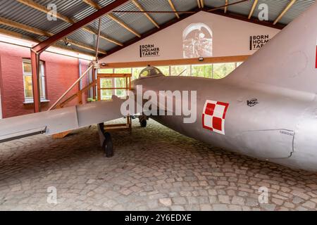 Flugzeuge aus der Zeit des Kalten Krieges im Bornholm Tower Museum auf der Insel Bornholm, Dänemark - 24. September 2024 Stockfoto