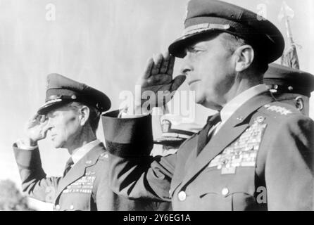 GENERAL LYMAN LEMNITZER MIT GENERAL LAURIS NORSTAD SALUTE IN PARIS / ; 1. NOVEMBER 1962 Stockfoto