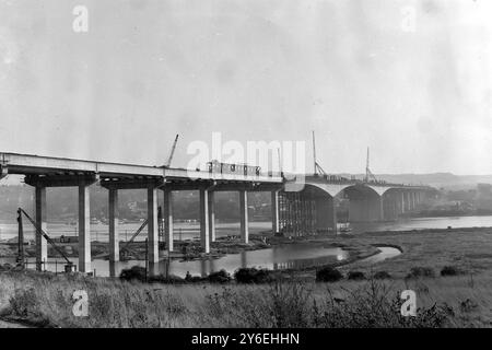 BRÜCKE ÜBER DEN RIVER MEDWAY IN ROCHESTER; 30. OKTOBER 1962 Stockfoto