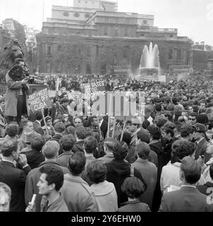 DEMONSTRATIONSVERBOT DER BOMBE TRAFALGAR SQUARE IN LONDON; 27. OKTOBER 1962 Stockfoto