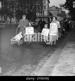 DEMONSTRATIONSVERBOT DER BOMBE TRAFALGAR SQUARE IN LONDON; 28. OKTOBER 1962 Stockfoto