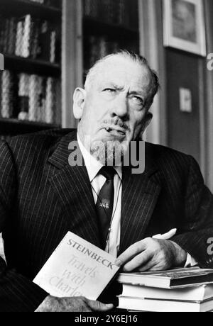 AM 28. OKTOBER 1962 WURDE JOHN STEINBECK WÄHREND EINER PRESSEKONFERENZ MIT DEM LITERATURNOBELPREIS 1962 AUSGEZEICHNET. NEW YORK, USA. Stockfoto