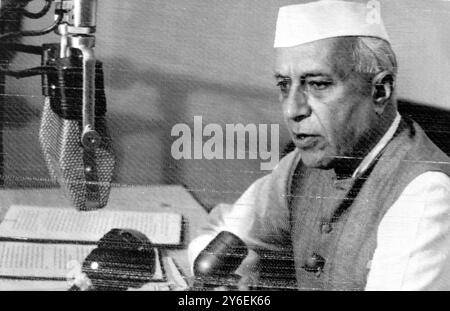 DER INDISCHE PREMIER PANDIT JAWAHARLAL NEHRU SPRICHT LANDESWEIT; 22. OKTOBER 1962 Stockfoto