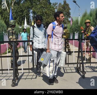 Srinagar, Indien. September 2024. Wahlbeamte führen elektronische Wahlgeräte (EVM) in einem Vertriebszentrum in Srinagar am 24. September 2024, kurz vor der zweiten Wahlphase während der Wahlen. (Foto: Mubashir Hassan/Pacific Press/SIPA USA) Credit: SIPA USA/Alamy Live News Stockfoto