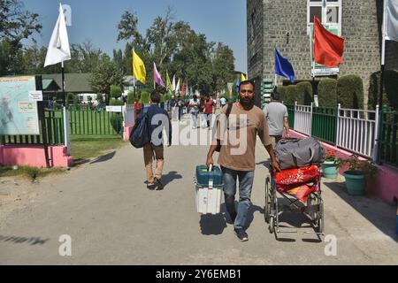 Srinagar, Indien. September 2024. Wahlbeamte führen elektronische Wahlgeräte (EVM) in einem Vertriebszentrum in Srinagar am 24. September 2024, kurz vor der zweiten Wahlphase während der Wahlen. (Foto: Mubashir Hassan/Pacific Press/SIPA USA) Credit: SIPA USA/Alamy Live News Stockfoto