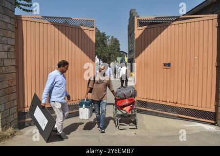 Srinagar, Indien. September 2024. Wahlbeamte führen elektronische Wahlgeräte (EVM) in einem Vertriebszentrum in Srinagar am 24. September 2024, kurz vor der zweiten Wahlphase während der Wahlen. (Foto: Mubashir Hassan/Pacific Press/SIPA USA) Credit: SIPA USA/Alamy Live News Stockfoto