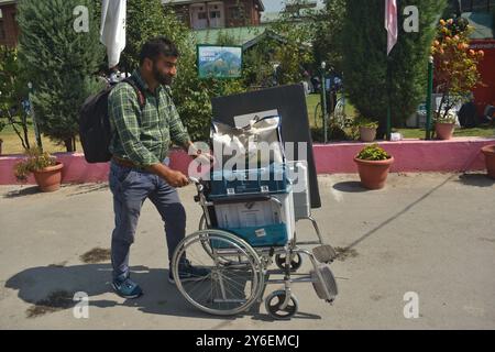 Srinagar, Indien. September 2024. Wahlbeamte führen elektronische Wahlgeräte (EVM) in einem Vertriebszentrum in Srinagar am 24. September 2024, kurz vor der zweiten Wahlphase während der Wahlen. (Foto: Mubashir Hassan/Pacific Press/SIPA USA) Credit: SIPA USA/Alamy Live News Stockfoto