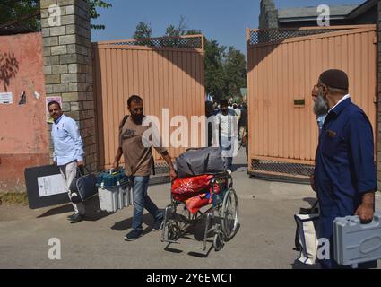 Srinagar, Indien. September 2024. Wahlbeamte führen elektronische Wahlgeräte (EVM) in einem Vertriebszentrum in Srinagar am 24. September 2024, kurz vor der zweiten Wahlphase während der Wahlen. (Foto: Mubashir Hassan/Pacific Press/SIPA USA) Credit: SIPA USA/Alamy Live News Stockfoto