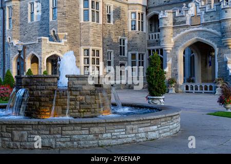 Brunnen vor der Casa Loma, Toronto, Kanada. Stockfoto