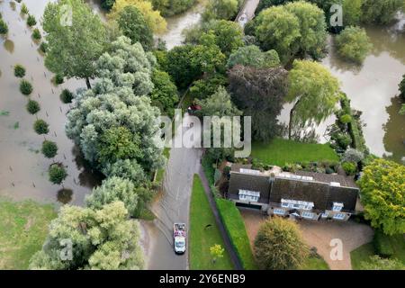 Überflutete Straßen in Harrold, Bedfordshire, nachdem der Fluss Great Ouse seine Ufer platzte. Für Donnerstag wurde eine gelbe Wetterwarnung für mehr starken Regen ausgegeben, als sich Großbritannien von Sturzfluten erholt, bei denen Häuser beschädigt und Reisen unterbrochen wurden. Bilddatum: Mittwoch, 25. September 2024. Stockfoto