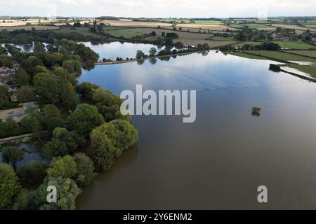 Der Fluss Great Ouse bei Harrold, Bedfordshire, nachdem er seine Ufer platzte. Für Donnerstag wurde eine gelbe Wetterwarnung für mehr starken Regen ausgegeben, als sich Großbritannien von Sturzfluten erholt, bei denen Häuser beschädigt und Reisen unterbrochen wurden. Bilddatum: Mittwoch, 25. September 2024. Stockfoto
