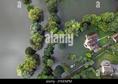 Überschwemmungen um Grundstücke in Harrold, Bedfordshire, nachdem der Fluss Great Ouse seine Ufer platzte. Für Donnerstag wurde eine gelbe Wetterwarnung für mehr starken Regen ausgegeben, als sich Großbritannien von Sturzfluten erholt, bei denen Häuser beschädigt und Reisen unterbrochen wurden. Bilddatum: Mittwoch, 25. September 2024. Stockfoto