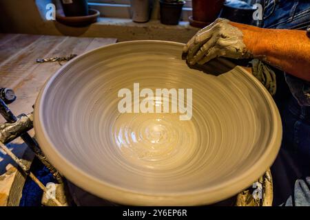 Lisa Wohlfahrt am Töpferrad in ihrem Atelier in Mölle. Jedes Stück durchläuft bis zu 15 Verarbeitungsschritte, bevor es fertig ist und ist einzigartig, Mölle Krukmakeri. Mölle Krukmakeri hat sich von einem reinen Töpfergeschäft zu einem trendigen Geschäft und Restaurant entwickelt. Mölle hamnallé, Höganäs kommun, Skåne, Schweden Stockfoto
