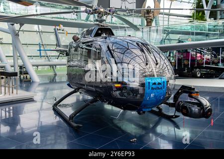 BO-105 S Media Helicopter am Hangar 7 in Salzburg, Österreich Stockfoto