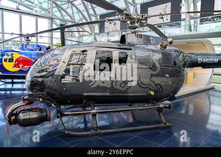 BO-105 S Media Helicopter am Hangar 7 in Salzburg, Österreich Stockfoto