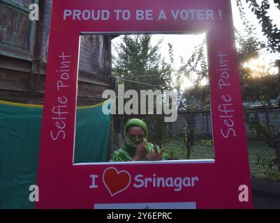 Srinagar, Indien. September 2024. Wählerinnen stehen vor einem Wahlschalter in Danter für Nachwahlen für den Sitz der Anantnag-Versammlung in Schlange. (Foto von Mubashir Hassan/Pacific Press) Credit: Pacific Press Media Production Corp./Alamy Live News Stockfoto