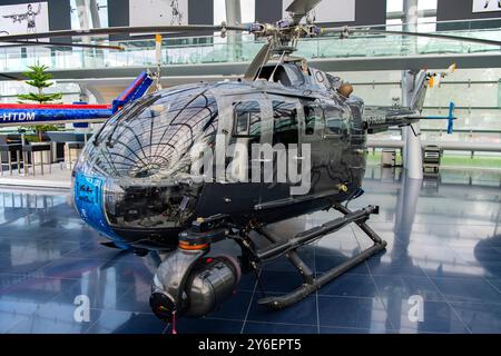 BO-105 S Media Helicopter am Hangar 7 in Salzburg, Österreich Stockfoto