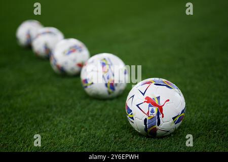 Turin, Italien. 24. September 2024. Die offiziellen Spielbälle der Serie A Puma „Orbita“ werden in einer Reihe vor dem Fußballspiel Coppa Italia zwischen Turin und Empoli FC gesehen. Quelle: Nicolò Campo/Alamy Live News Stockfoto