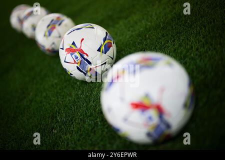 Turin, Italien. 24. September 2024. Die offiziellen Spielbälle der Serie A Puma „Orbita“ werden in einer Reihe vor dem Fußballspiel Coppa Italia zwischen Turin und Empoli FC gesehen. Quelle: Nicolò Campo/Alamy Live News Stockfoto