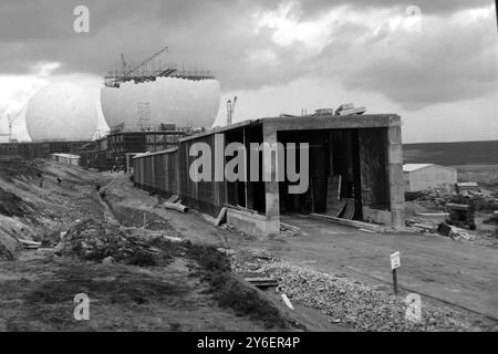 Gestern ein halb vollendetes Radom in der ballistischen Raketenfrühe Warning Station (BMEWS) in Fylingdales, Yorkshire, England. Der Bahnhof umfasst drei Stahlbauten, von denen jedes ein Radar auf dem Dach trägt. In einem dieser Gebäude befinden sich zusätzlich die komplexen Datenverarbeitungsgeräte, die die Informationen der Radargeräte interpretieren. Mit diesen drei Gebäuden verbunden sind ein großes Stromerzeugungswerk, eine umfangreiche Werkstatt und Geschäfte, Verwaltungsbüros, Chaos für Service- und Zivilpersonal, Brennstoffanlagen und, in der Stadt WHI Stockfoto