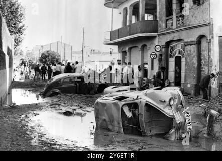 27. SEPTEMBER 1962 DIE SCHLIMMSTEN ÜBERSCHWEMMUNGEN IN DER SPANISCHEN GESCHICHTE HABEN MINDESTENS 323 MENSCHEN GETÖTET UND VIELE WEITERE VERMISST UND VERLETZT. EIN 300 MEILEN LANGES GEBIET NORDWESTLICH VON BARCELONA IST AM SCHLIMMSTEN BETROFFEN. TARRASA, SPANIEN. Stockfoto