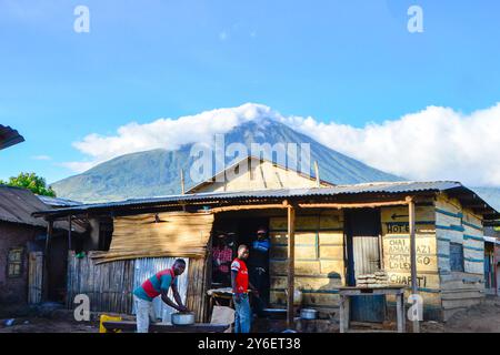 Ein Dorfhandelszentrum in Kisoro Uganda mit dem Mt Muhavura im Hintergrund. Stockfoto