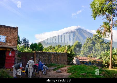 Ein Dorfhandelszentrum in Kisoro Uganda mit dem Mt Muhavura im Hintergrund. Stockfoto