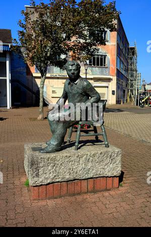 Statue von Dylan Thomas vom Bildhauer John Doubleday, Swansea Maritime Quarter, Swansea, South Wales, Großbritannien. Stockfoto