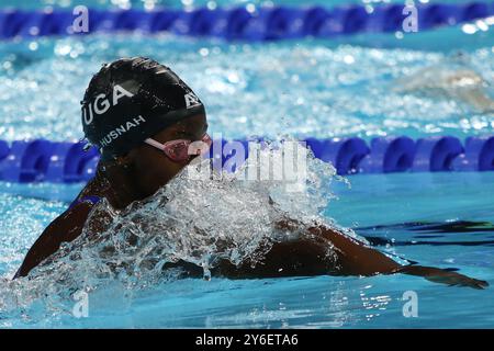 Husnah KUKUNDAKWE (SB8) aus Uganda im Para Schwimmen Frauen 100 m Brustschlag - SB8 heizt in der La Défense Arena, Paris, Frankreich bei den Paralympischen Spielen 2024. Stockfoto