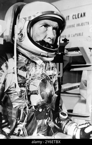 ASTRONAUT WALTER SCHIRRA TRÄGT RAUMANZUG / ; 24. SEPTEMBER 1962 Stockfoto