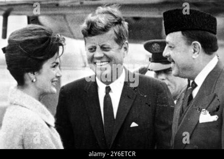 PRÄSIDENT AYUB KHAN MIT PRÄSIDENT JOHN F. KENNEDY UND EHEFRAU JACQUELINE / ; 24. SEPTEMBER 1962 Stockfoto