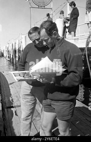 YACHTING GRETEL SKIPPER JOCK STURROCK ROLLY TASKER SEHEN SICH DAS MAGAZIN IN NEWPORT AN; 23. SEPTEMBER 1962 Stockfoto