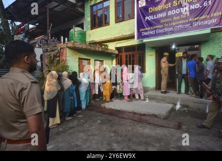 Srinagar, Jammu Und Kaschmir, Indien. September 2024. Die Wählerinnen stehen vor einem Wahlschalter in Dal Lake in der Warteschlange für die Nachwahlen für den Versammlungssitz in Srinagar. (Kreditbild: © Mubashir Hassan/Pacific Press via ZUMA Press Wire) NUR REDAKTIONELLE VERWENDUNG! Nicht für kommerzielle ZWECKE! Stockfoto