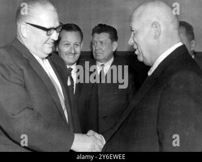 SOWJETISCHER PREMIERMINISTER NIKITA CHRUSCHTSCHOW MIT BRUNO PITTERMANN IM KREML / ; 17. SEPTEMBER 1962 Stockfoto