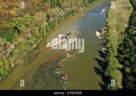 Sand- und Kiesgewinnung im Fluss aus der Vogelperspektive mit Drohne Stockfoto