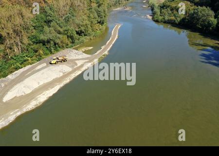 Sand- und Kiesgewinnung im Fluss aus der Vogelperspektive mit Drohne Stockfoto