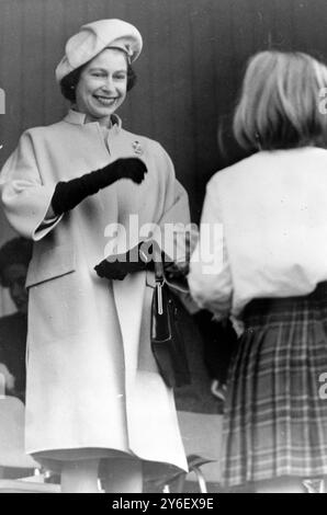 KÖNIGIN ELISABETH II. ERHÄLT BLUMENSTRAUSS IN BRAEMAR; 7. SEPTEMBER 1962 Stockfoto