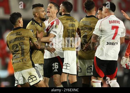 Der chilenische Colo-Mittelfeldspieler Arturo Vidal (2.-L) wird vom argentinischen River-Plate-Mittelfeldspieler Ignacio Fernandez (3.-L) zurückgehalten, nachdem sein Team 1-0 gegen River Plate im Viertelfinale der CONMEBOL Copa Libertadores im El Monumental-Stadion in Buenos Aires am 24. September 2024 verlor. River Plate gewann 1-0 und qualifizierte sich für die Halbfinalrunde. Stockfoto