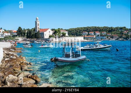 Hvar Stadt mit Booten im Hafen, Kroatien. Stockfoto