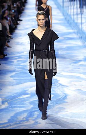 (240925) -- PARIS, 25. September 2024 (Xinhua) -- Ein Modell präsentiert eine Kreation aus den Frühjahr/Sommer 2025 Ready-to-Wear-Kollektionen des französischen Modehauses Christian Dior während der Pariser Fashion Week, 24. September 2024 in Paris, Frankreich. (MeetEurope/Handout via Xinhua) Stockfoto