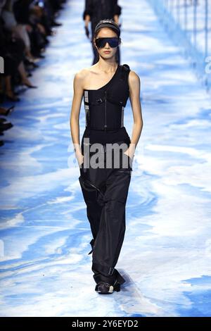 (240925) -- PARIS, 25. September 2024 (Xinhua) -- Ein Modell präsentiert eine Kreation aus den Frühjahr/Sommer 2025 Ready-to-Wear-Kollektionen des französischen Modehauses Christian Dior während der Pariser Fashion Week, 24. September 2024 in Paris, Frankreich. (MeetEurope/Handout via Xinhua) Stockfoto