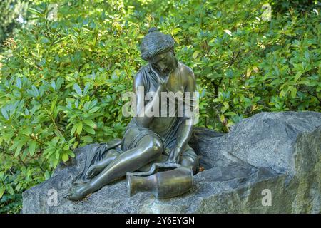 Brunnen der zerbrochene Krug , Garten, Britzer Schloß, Alt-Britz, Neukölln, Berlin, Deutschland *** Brunnen Der Kaputte Krug, Garten, Britzer Schloß, Alt Britz, Neukölln, Berlin, Deutschland Stockfoto