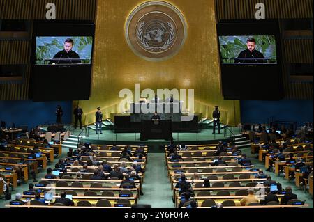 New York, USA. September 2024. Präsident der Ukraine Wolodymyr Zelenskyj spricht auf der 79. Tagung der Generalversammlung der Vereinten Nationen (UNGA) am Hauptsitz der Vereinten Nationen, New York, 25. September 2024. (Foto: Anthony Behar/SIPA USA) Credit: SIPA USA/Alamy Live News Stockfoto