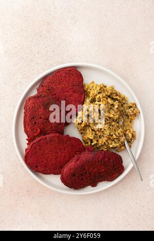 Rübenpfannkuchen mit Sonnenblumenhummus - ein gesundes, vegetarisches und köstliches Gericht, das nährstoffreiche und geschmackvolle Zutaten kombiniert Stockfoto