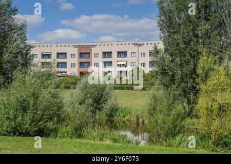 Wohnhäuser, Hufeisenteich, Lowise-Reuter-Ring, Hufeisensiedlung, Britz, Neukölln, Berlin, Deutschland *** Wohnhäuser, Hufeisenteich, Lowise Reuter Ring, Hufeisensiedlung, Britz, Neukölln, Berlin, Deutschland Stockfoto