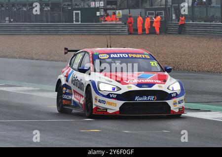 Dan Cammish, Ford Focus ST, NAPA Racing UK, in Valvoline Lackierung für Silverstone, Lauf unter sehr nassen Bedingungen mit Sprühspray, das die Sicht des Fahrers verringert, Stockfoto